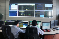 國家電網(wǎng)工作人員認真工作