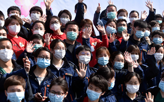 稟父老：樓蘭破，人平安，白衣戰士把家還！