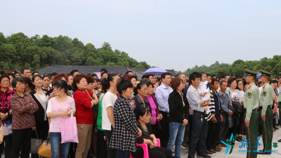 &uarr;資料圖片：張超烈士骨灰安葬儀式現(xiàn)場(chǎng)，岳陽(yáng)的父老鄉(xiāng)親紛紛來(lái)給張超送別。