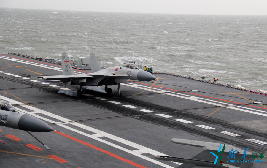 &uarr;資料圖片：艦載戰(zhàn)斗機下落著艦瞬間。