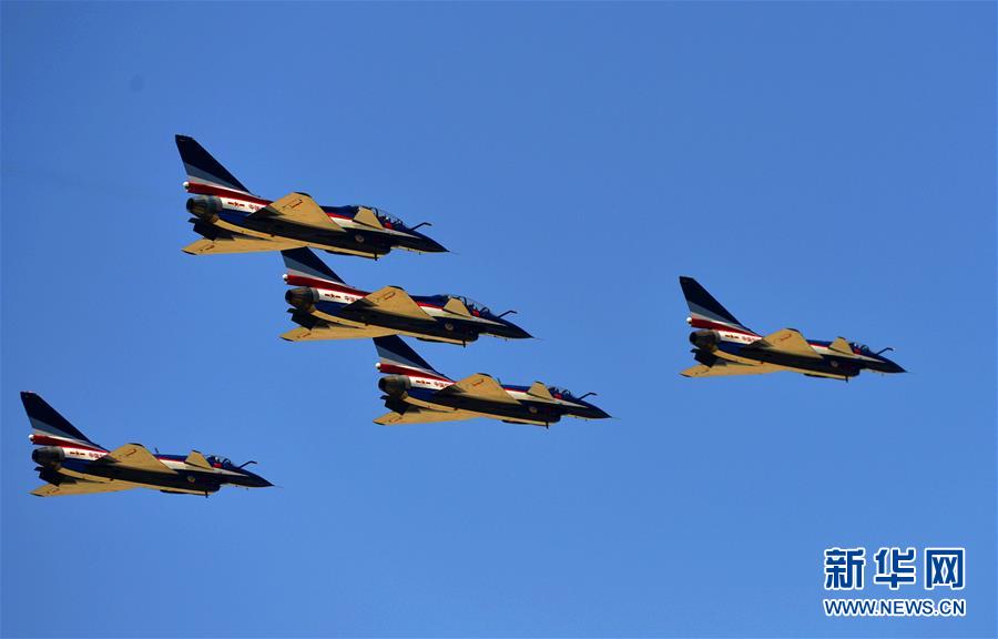 (圖文互動)(1)改革開放讓中國的空天更安全——全民國家安全教育日空軍向民眾展現殲-10特技飛行目擊記