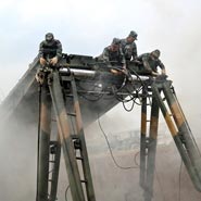 實拍解放軍架設&ldquo;大塊頭&rdquo;自動化鋼橋