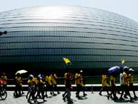 2013年&ldquo;中國尋根之旅&rdquo;夏令營營員們參觀國家大劇院