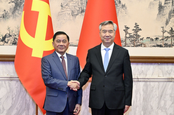 李希同越共中央政治局委員、中央書(shū)記處書(shū)記、中央檢查委員會(huì)主任陳錦繡舉行會(huì)談