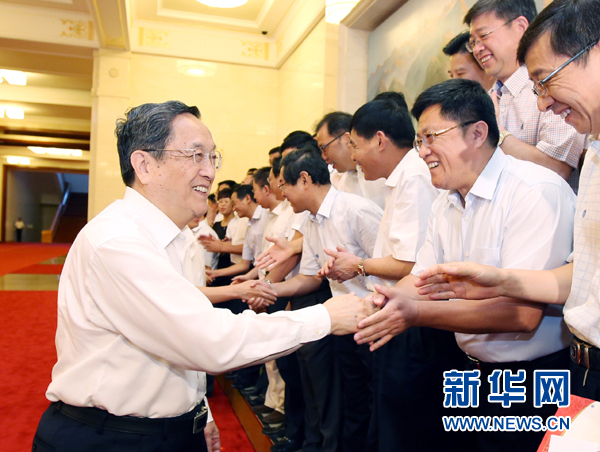 會(huì)前，俞正聲、張高麗接見援藏干部代表，向參加對(duì)口支援西藏工作的各地區(qū)各部門各單位和廣大援藏干部表示誠(chéng)摯問候。新華社記者 姚大偉 攝