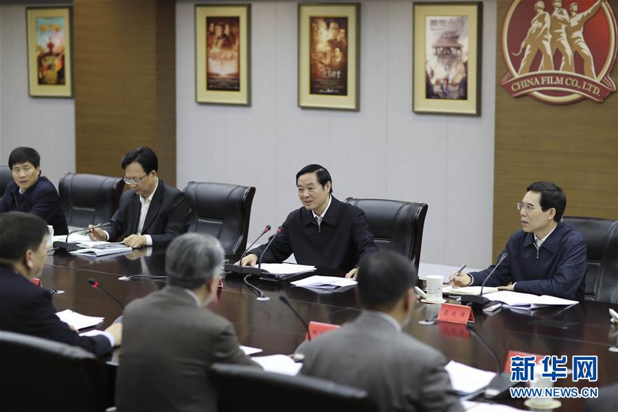 3月1日，中共中央政治局委員、中央書(shū)記處書(shū)記、中宣部部長(zhǎng)劉奇葆在北京中影股份有限公司調(diào)研。 新華社記者 丁林 攝
