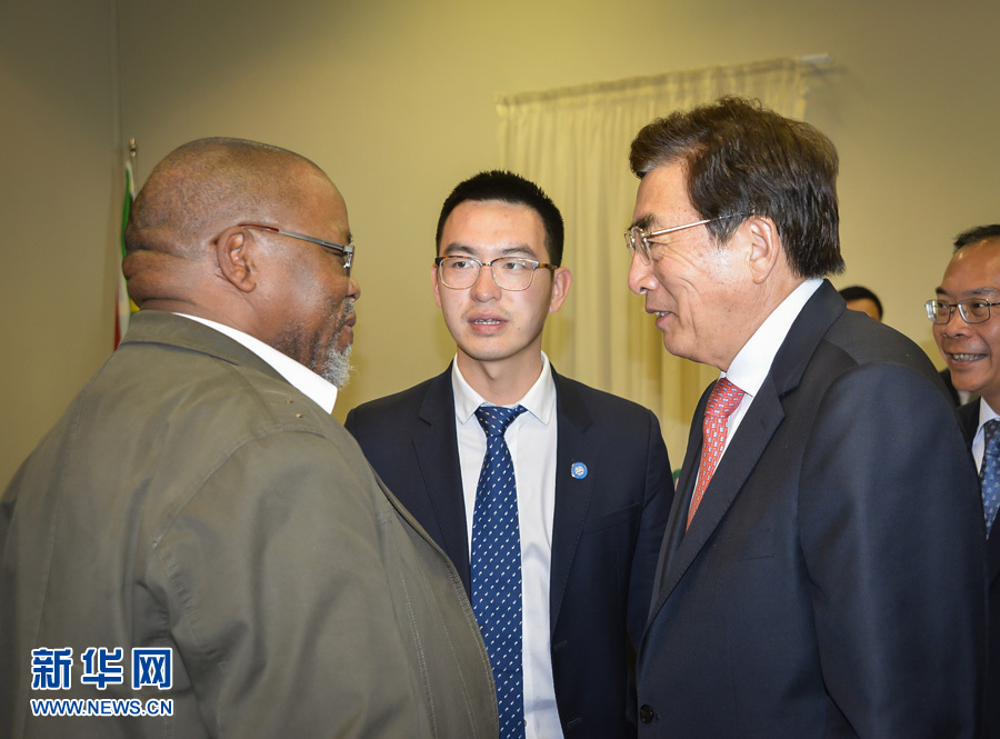 3月26日，中共中央政治局委員、北京市委書記郭金龍（前右）在南非約翰內斯堡與執政的南非非洲人國民大會總書記曼塔謝（前左）舉行工作會談。  新華社記者趙熙攝