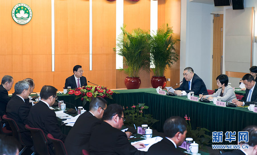 5月8日至10日，中共中央政治局常委、全國人大常委會委員長張德江視察澳門特別行政區。這是5月8日，張德江聽取澳門特別行政區政府工作匯報。新華社記者 李學仁 攝