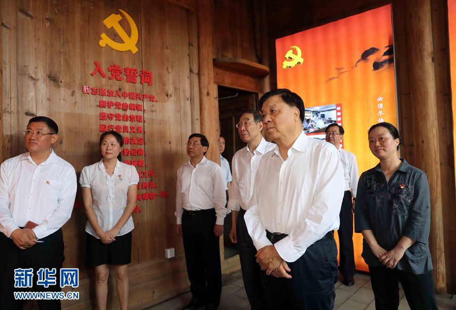 6月8日至10日，中共中央政治局常委、中央書記處書記劉云山在福建調(diào)研。這是6月9日，劉云山專程來(lái)到政和縣石圳村，深入了解廖俊波的事跡。新華社記者 劉衛(wèi)兵 攝