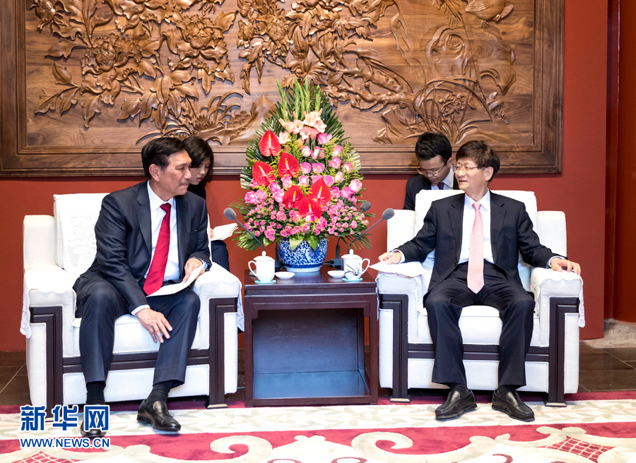 6月15日，中共中央政治局委員、中央政法委書記孟建柱在北京會(huì)見印尼總統(tǒng)特使、海洋統(tǒng)籌部長(zhǎng)盧胡特。   新華社記者 丁海濤攝