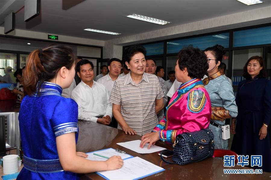 6月25日,全國民族團結進步創建經驗交流現場會在內蒙古興安盟召開,中共中央政治局委員、國務院副總理劉延東出席會議并講話。在內蒙古期間,劉延東考察內蒙古人民代表會議舊址即“五一會址”,深入社區看望各族干部群眾。這是劉延東在興安盟科右前旗興科社區與群眾交談。新華社記者 陳曄華 攝 6月25日,全國民族團結進步創建經驗交流現場會在內蒙古興安盟召開,中共中央政治局委員、國務院副總理劉延東出席會議并講話。在內蒙古期間,劉延東考察內蒙古人民代表會議舊址即“五一會址”,深入社區看望各族干部群眾。這是劉延東在興安盟科右前旗興科社區與群眾交談。新華社記者 陳曄華 攝