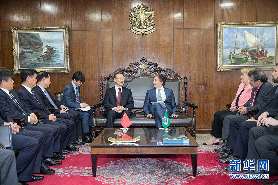 7月11日，在巴西首都巴西利亞，中共中央書記處書記、全國政協(xié)副主席杜青林（中左）會(huì)見巴西參議院議長歐尼西奧&middot;奧利維拉（中右）。新華社記者李明攝