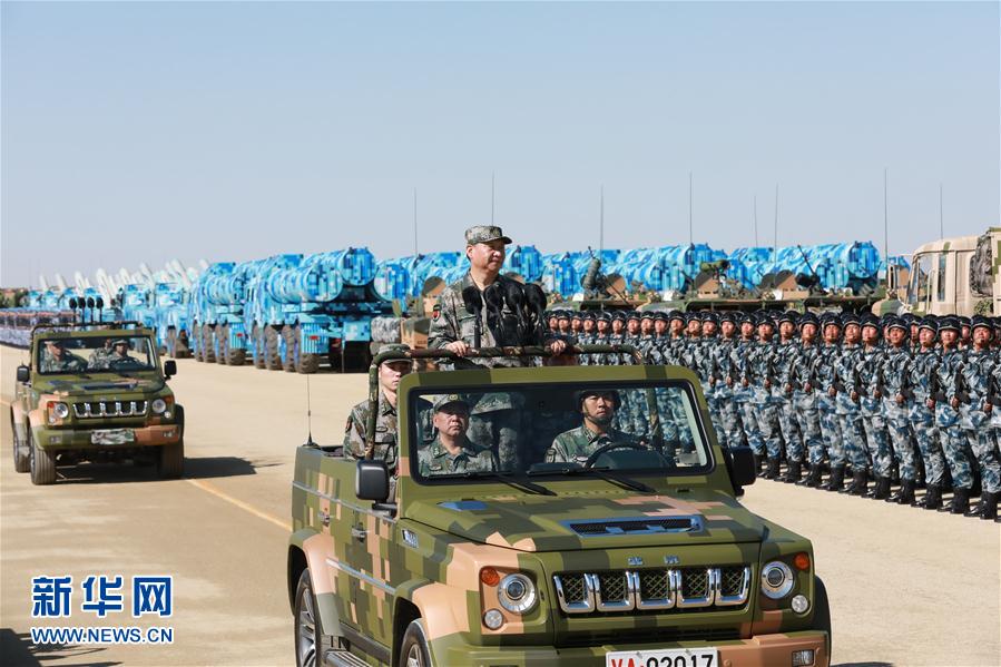 7月30日上午，慶祝中國(guó)人民解放軍建軍90周年閱兵在朱日和聯(lián)合訓(xùn)練基地隆重舉行。中共中央總書(shū)記、國(guó)家主席、中央軍委主席習(xí)近平檢閱部隊(duì)并發(fā)表重要講話。這是習(xí)近平乘車檢閱部隊(duì)。新華社記者 李剛 攝