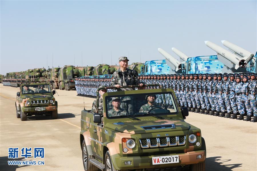7月30日上午，慶祝中國(guó)人民解放軍建軍90周年閱兵在朱日和聯(lián)合訓(xùn)練基地隆重舉行。中共中央總書(shū)記、國(guó)家主席、中央軍委主席習(xí)近平檢閱部隊(duì)并發(fā)表重要講話。這是習(xí)近平乘車檢閱部隊(duì)。新華社記者 李剛 攝