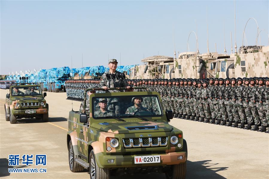 7月30日上午，慶祝中國(guó)人民解放軍建軍90周年閱兵在朱日和聯(lián)合訓(xùn)練基地隆重舉行。中共中央總書(shū)記、國(guó)家主席、中央軍委主席習(xí)近平檢閱部隊(duì)并發(fā)表重要講話。這是習(xí)近平乘車檢閱部隊(duì)。新華社記者 李剛 攝