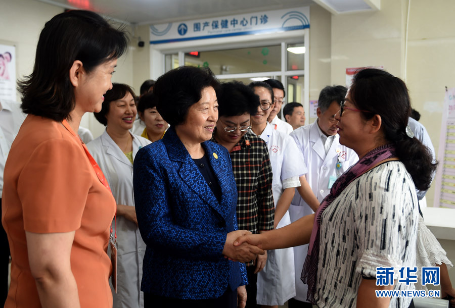 8月9日,中共中央政治局委員、中央統(tǒng)戰(zhàn)部部長、中央代表團副團長孫春蘭率中央代表團三分團,先后赴內蒙古自治區(qū)烏海市、阿拉善盟看望各族干部群眾。這是孫春蘭在烏海市婦兒醫(yī)療預防保健中心同患者親切交談。新華社記者 任軍川 攝 8月9日,中共中央政治局委員、中央統(tǒng)戰(zhàn)部部長、中央代表團副團長孫春蘭率中央代表團三分團,先后赴內蒙古自治區(qū)烏海市、阿拉善盟看望各族干部群眾。這是孫春蘭在烏海市婦兒醫(yī)療預防保健中心同患者親切交談。新華社記者 任軍川 攝