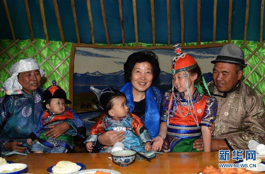 8月11日，帶著以習近平同志為核心的黨中央的親切關懷和全國各族人民的美好祝福，中共中央政治局委員、中央統戰部部長、中央代表團副團長孫春蘭率中央代表團三分團在錫林郭勒盟看望各族干部群眾，共同慶祝內蒙古自治區成立70周年。這是孫春蘭在錫林浩特市寶力根蘇木牧民巴&middot;巴特爾（右一）家中看望。新華社記者 任軍川 攝