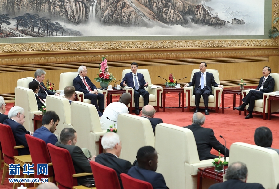 9月21日，中共中央政治局常委、國(guó)務(wù)院副總理張高麗在北京人民大會(huì)堂會(huì)見來(lái)華參加2017&ldquo;一帶一路&rdquo;媒體合作論壇的外方代表并回答大家關(guān)心的問(wèn)題。新華社記者王曄攝 