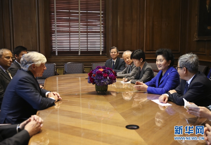 當地時間9月26日，國務院副總理劉延東在紐約哥倫比亞大學出席中美大學校長與智庫論壇并發表主旨演講。這是論壇開始前，國務院副總理劉延東（右二）會見哥倫比亞大學校長博林格（左）。新華社記者 王迎 攝