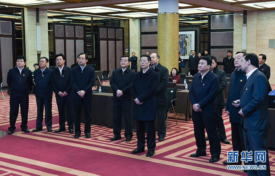 11月14日至15日，國(guó)務(wù)院副總理張高麗在黑龍江調(diào)研。這是11月14日，張高麗到黑龍江糧食交易市場(chǎng)了解糧食生產(chǎn)和銷售、糧食產(chǎn)品深加工、政策性儲(chǔ)糧去庫(kù)存等工作。 新華社記者 高潔 攝