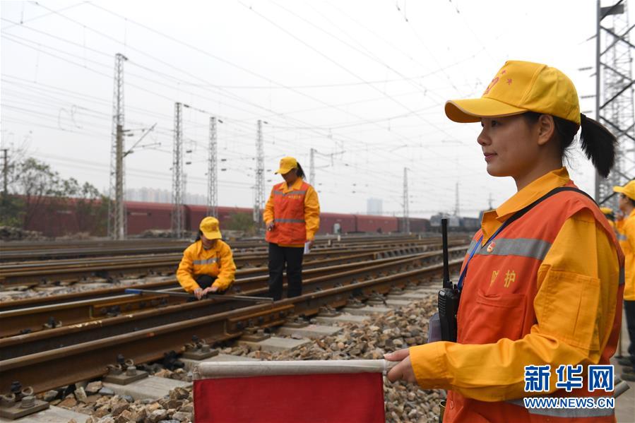 （走基層 聽民聲）（2）鐵路線上的&ldquo;鏗鏘玫瑰&rdquo;