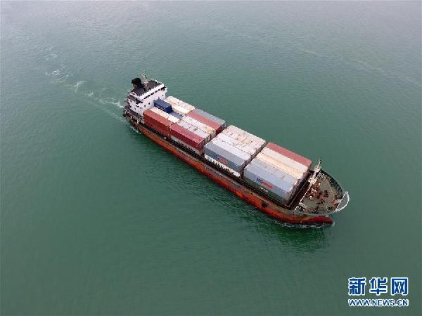 （在習近平新時代中國特色社會主義思想指引下&mdash;&mdash;新時代新氣象新作為&middot;圖文互動）（2）大工業與白海豚&ldquo;共存共榮&rdquo;&mdash;&mdash;廣西欽州港深化改革開放構建綠色發展高地