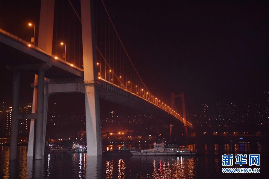 （重慶公交車墜江事故&middot;圖文互動(dòng)）（4）夜幕降臨，重慶萬(wàn)州公交客車墜江事故救援工作仍在進(jìn)行中