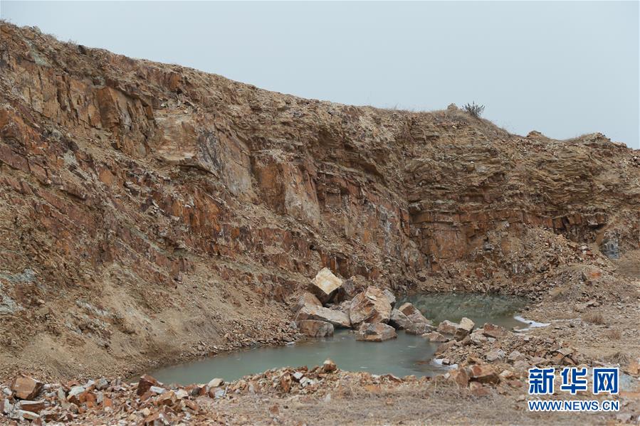 （新華視點&middot;圖文互動）（1）挖掘作業(yè)距漢墓中心僅20米，村民住房出現(xiàn)裂縫&hellip;&hellip;&ldquo;造地&rdquo;如何變挖山？