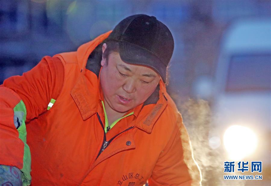 （新春走基層&middot;代表委員履職）（1）馬路牙子上當代表&mdash;&mdash;環衛工人莊艷的履職故事