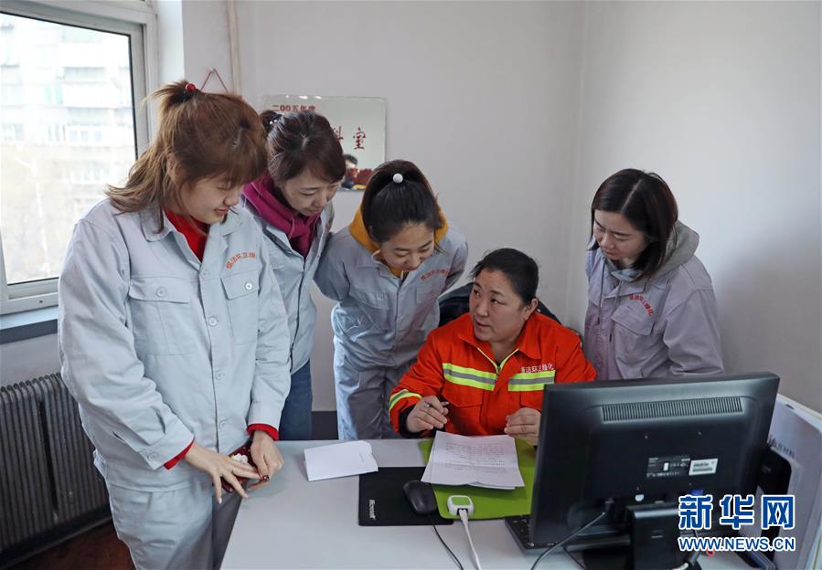 （新春走基層&middot;代表委員履職）（2）馬路牙子上當代表&mdash;&mdash;環衛工人莊艷的履職故事