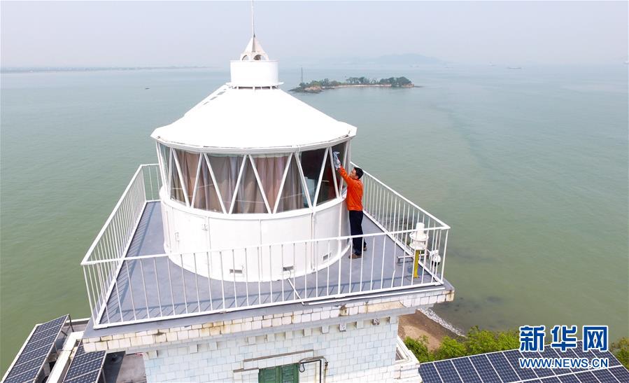 (新華全媒頭條·圖文互動(dòng))(5)守望——記舢舨洲“島主”黃燦明一門四代航標(biāo)工