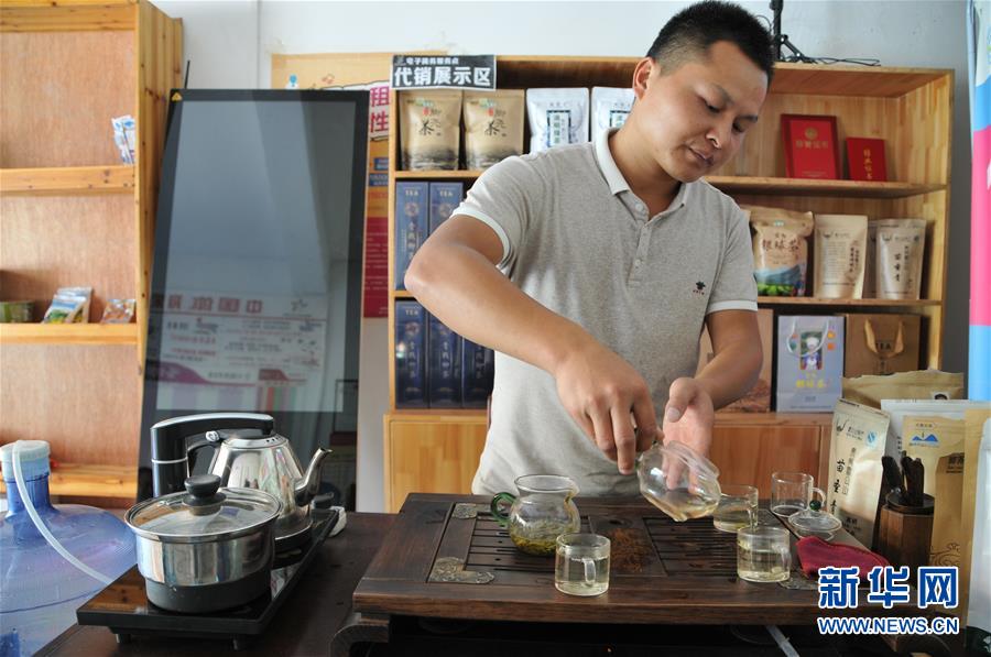 （在習(xí)近平新時(shí)代中國特色社會(huì)主義思想指引下&mdash;&mdash;新時(shí)代新作為新篇章&middot;總書記關(guān)心的百姓身邊事&middot;圖文互動(dòng)）（2）手機(jī)成為&ldquo;新農(nóng)具&rdquo;　莊戶人變&ldquo;新店家&rdquo;&mdash;&mdash;農(nóng)村電商助力農(nóng)民豐收