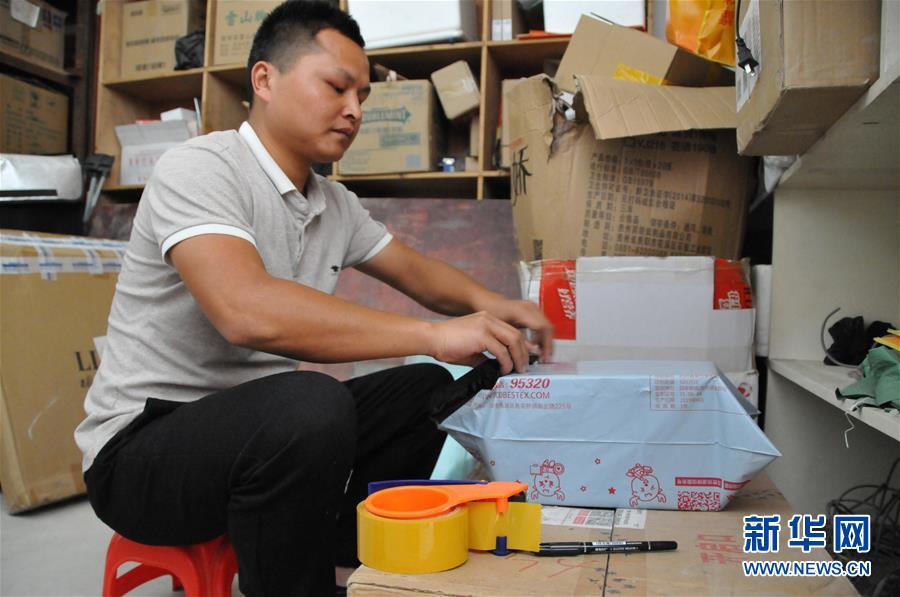 （在習(xí)近平新時(shí)代中國特色社會(huì)主義思想指引下&mdash;&mdash;新時(shí)代新作為新篇章&middot;總書記關(guān)心的百姓身邊事&middot;圖文互動(dòng)）（3）手機(jī)成為&ldquo;新農(nóng)具&rdquo;　莊戶人變&ldquo;新店家&rdquo;&mdash;&mdash;農(nóng)村電商助力農(nóng)民豐收