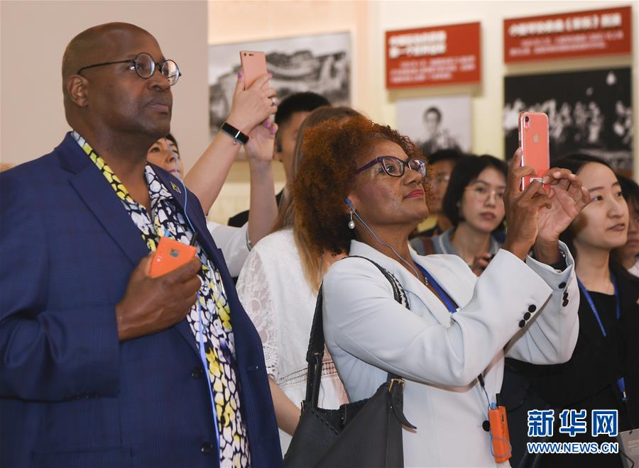 （圖文互動）（3）讓友誼輝映未來&mdash;&mdash;記&ldquo;友誼勛章&rdquo;獲得者及代表參觀慶祝中華人民共和國成立70周年大型成就展