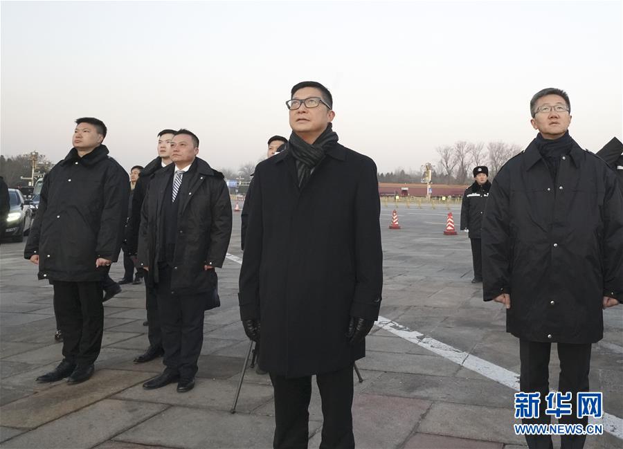 (社會(huì))(2)香港警務(wù)處處長鄧炳強(qiáng)率團(tuán)觀看天安門廣場升國旗儀式