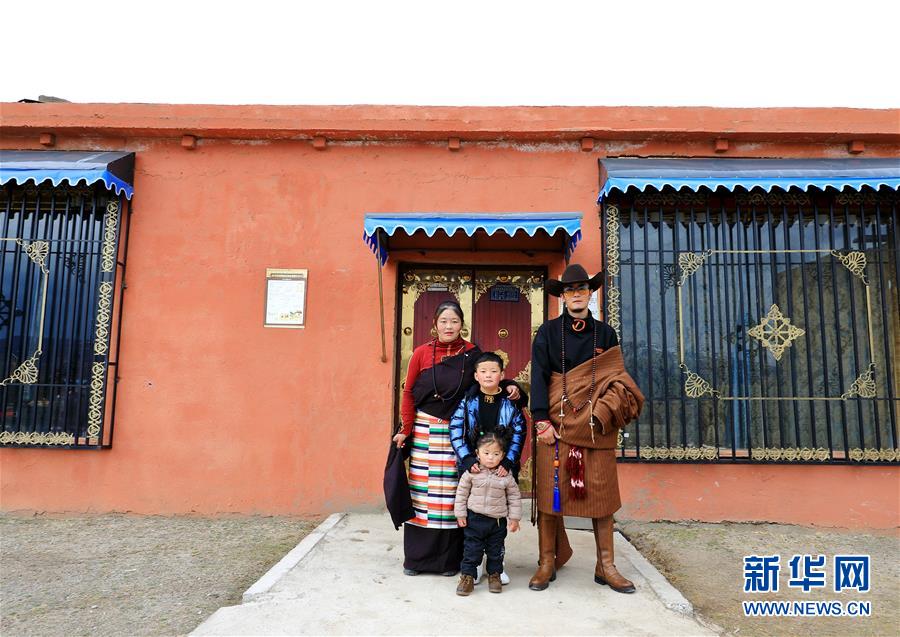 （決戰決勝脫貧攻堅&middot;圖文互動）藏鄉&ldquo;全家福&rdquo;定格脫貧幸福