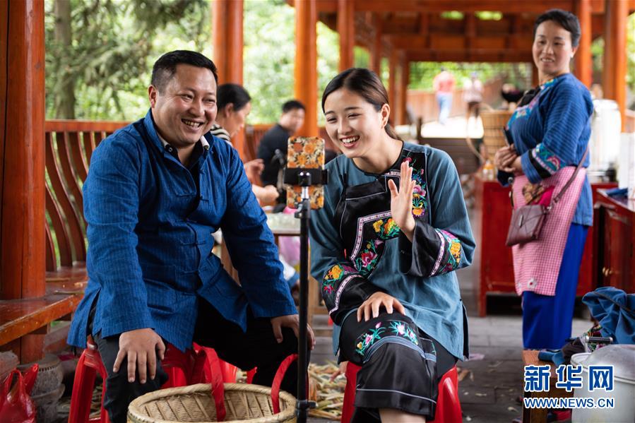 （新華全媒頭條&middot;走向我們的小康生活&middot;圖文互動）（10）那山，那人，那苗寨&mdash;&mdash;十八洞村三代人的奮斗史