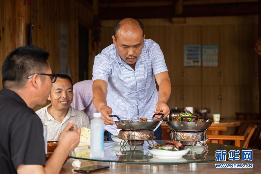 （新華全媒頭條&middot;走向我們的小康生活&middot;圖文互動）（9）那山，那人，那苗寨&mdash;&mdash;十八洞村三代人的奮斗史