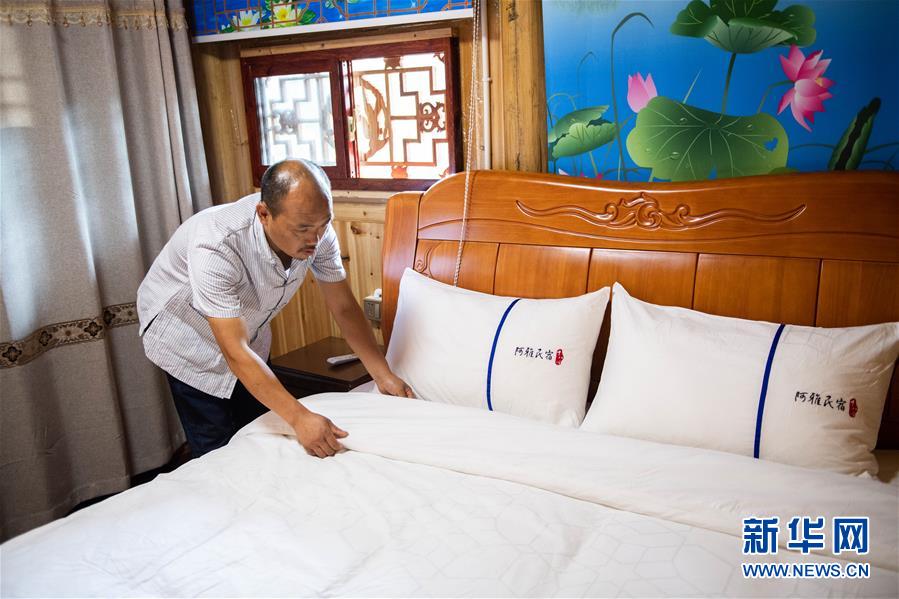 （新華全媒頭條&middot;走向我們的小康生活&middot;圖文互動）（3）那山，那人，那苗寨&mdash;&mdash;十八洞村三代人的奮斗史