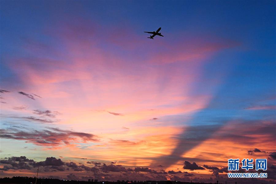 （在習近平新時代中國特色社會主義思想指引下&mdash;&mdash;新時代新作為新篇章&middot;習近平總書記關切事&middot;圖文互動）（6）感受開放新魅力&mdash;&mdash;海南自由貿易港建設開局觀察