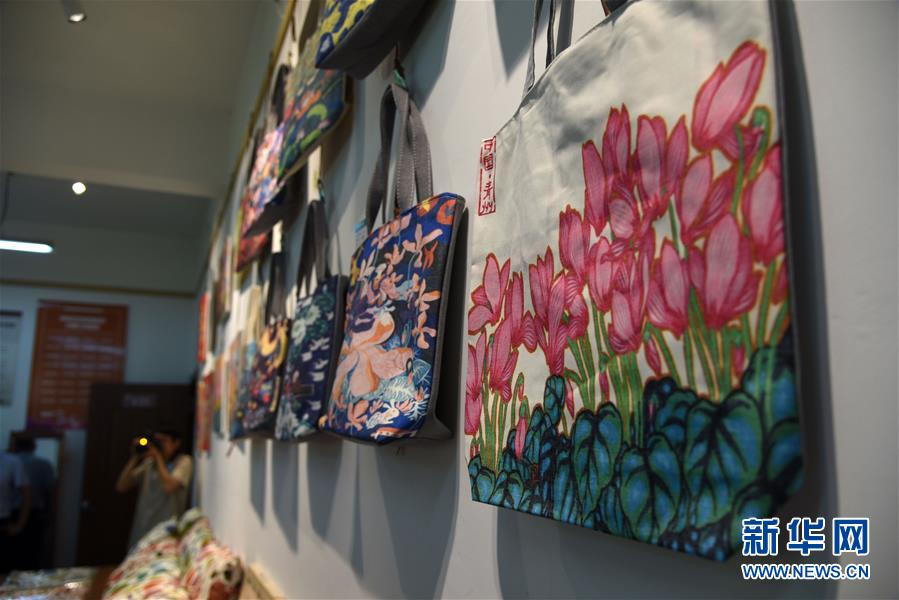 (走向我們的小康生活·圖文互動)(7)放下鋤頭拿畫筆——山東青州農民畫繪出美好新生活