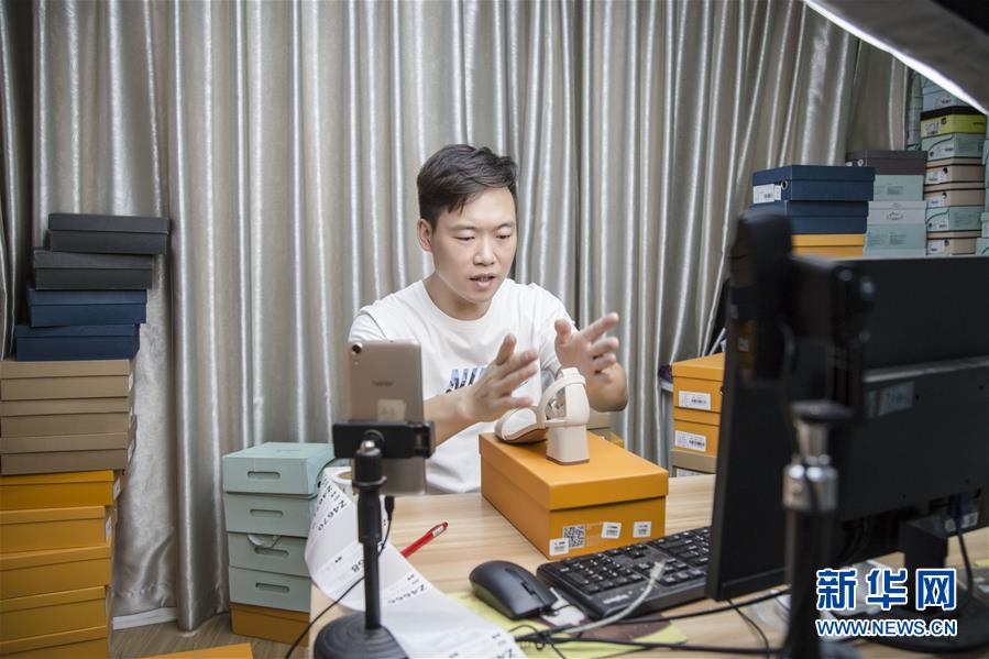 （總書記推動(dòng)的改革身邊事&middot;就業(yè)創(chuàng)業(yè)改革篇&middot;圖文互動(dòng)）（2）特寫：&ldquo;網(wǎng)絡(luò)主播背后是轟鳴的工廠&rdquo;&mdash;&mdash;聆聽(tīng)經(jīng)濟(jì)復(fù)蘇的新訊號(hào)