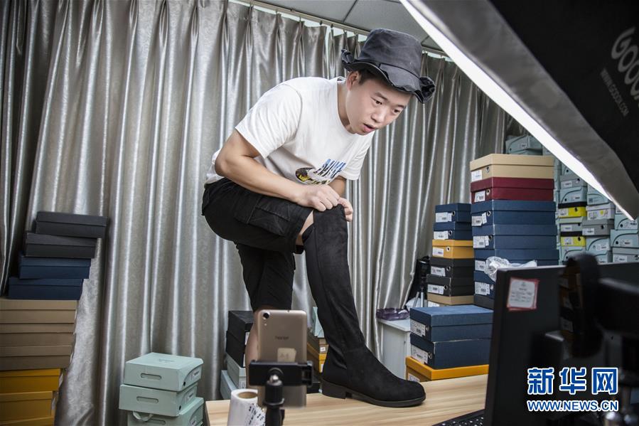 （總書記推動(dòng)的改革身邊事&middot;就業(yè)創(chuàng)業(yè)改革篇&middot;圖文互動(dòng)）（3）特寫：&ldquo;網(wǎng)絡(luò)主播背后是轟鳴的工廠&rdquo;&mdash;&mdash;聆聽(tīng)經(jīng)濟(jì)復(fù)蘇的新訊號(hào)