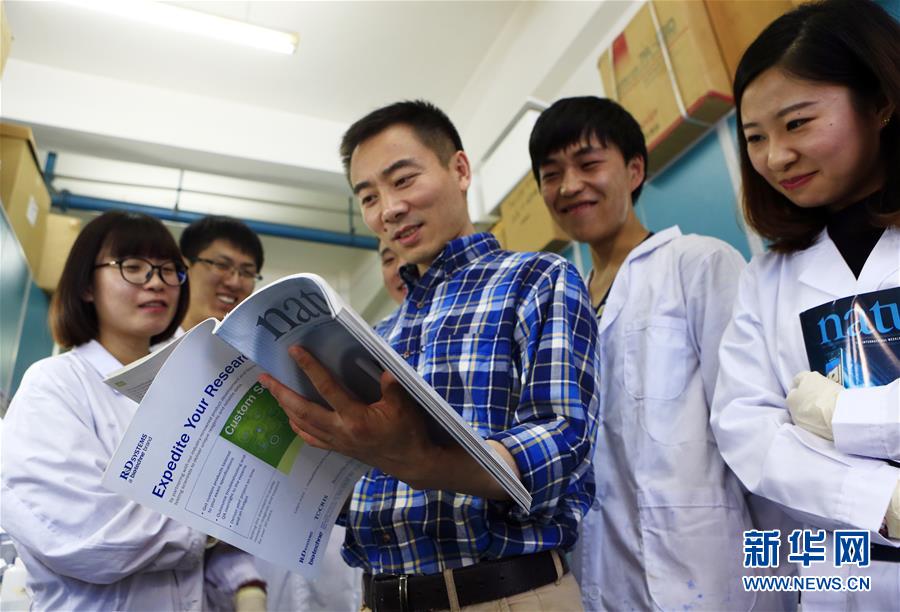 (在習(xí)近平新時(shí)代中國(guó)特色社會(huì)主義思想指引下——新時(shí)代新作為新篇章·習(xí)近平總書(shū)記關(guān)切事·圖文互動(dòng))(4)終不悔為國(guó)為民,攀高峰只爭(zhēng)朝夕——來(lái)自科學(xué)家們的動(dòng)人故事