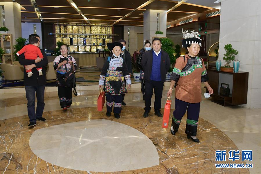 (圖文互動(dòng))(4)夢(mèng)圓之后追新夢(mèng)——十八洞村村民觀看升國旗儀式特寫