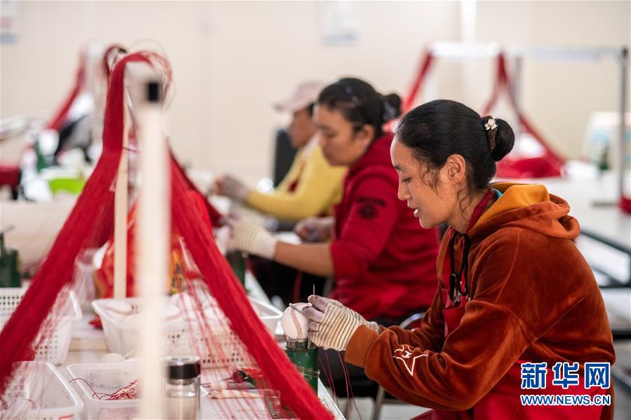 (決戰決勝脫貧攻堅·圖文互動)(2)搬遷點的快樂事——云南努力讓搬遷群眾安居樂業