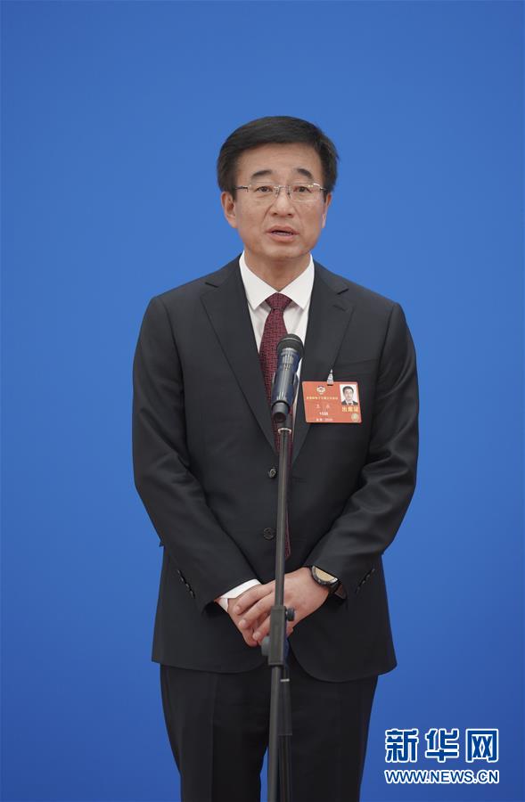 （兩會&middot;政協開幕）（1）接受采訪