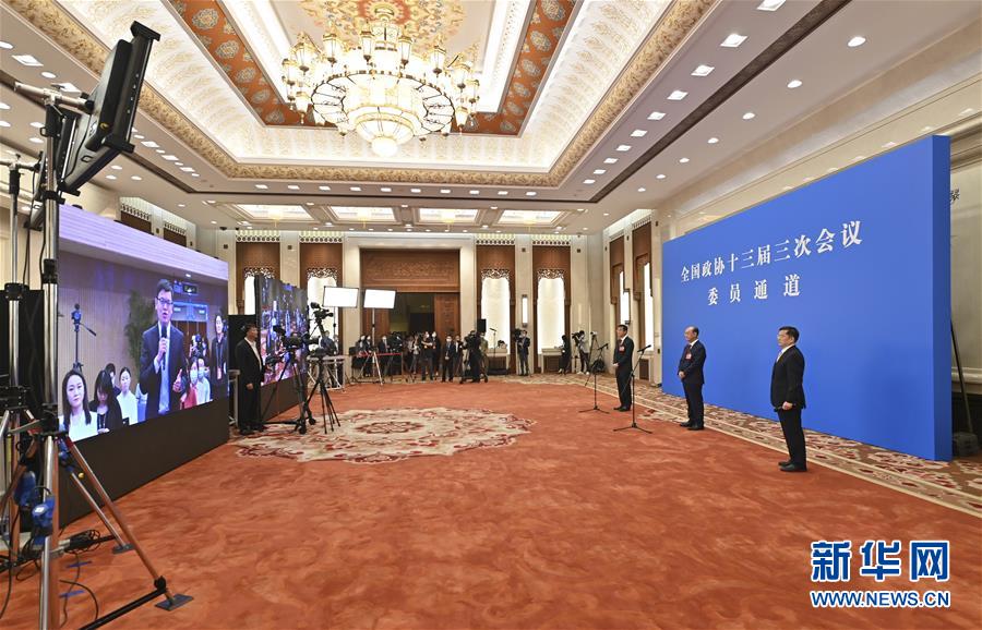 （兩會&middot;政協開幕）（7）接受采訪