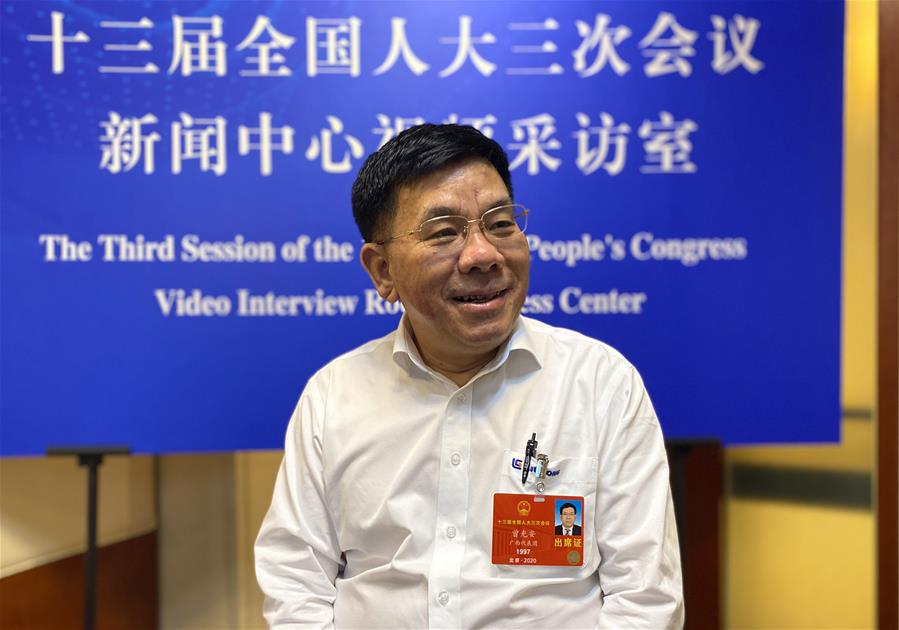 （兩會&middot;熱點畫報）（9）代表委員建言統(tǒng)籌做好經(jīng)濟社會發(fā)展工作