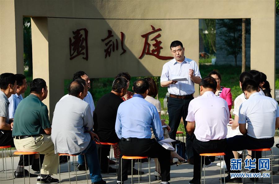 (新華全媒頭條·圖文互動)(10)開啟法治中國新時代——以習(xí)近平同志為核心的黨中央推進(jìn)全面依法治國紀(jì)實(shí)